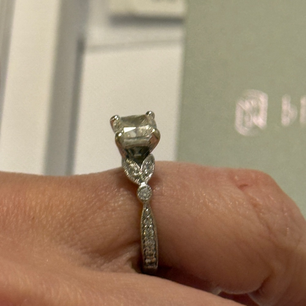 Elegant Silver cushion cut diamond engagement ring - Picture 7 of 11